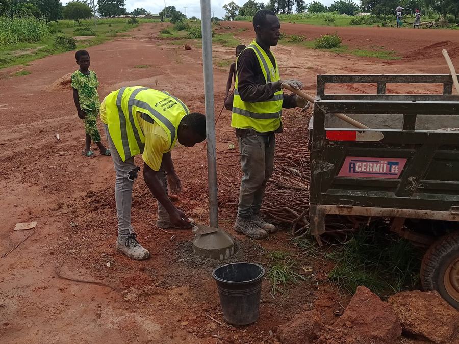 Installation de lampadaires pour le compte de A2F