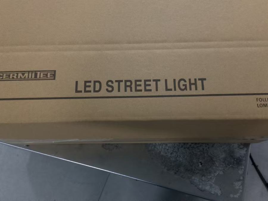 Luminaires LED solaires avant installation